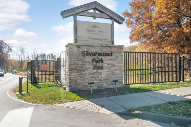 123 Windsor Ct, New Brighton, MN 55112 - community sign featuring a gate