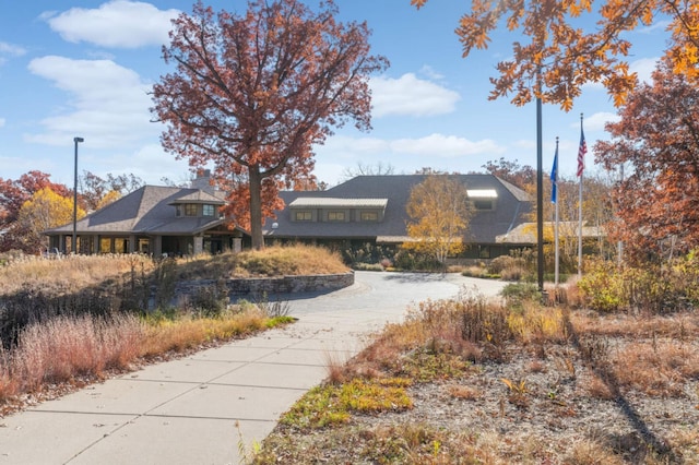 123 Windsor Ct, New Brighton, MN 55112 - view of front facade with driveway