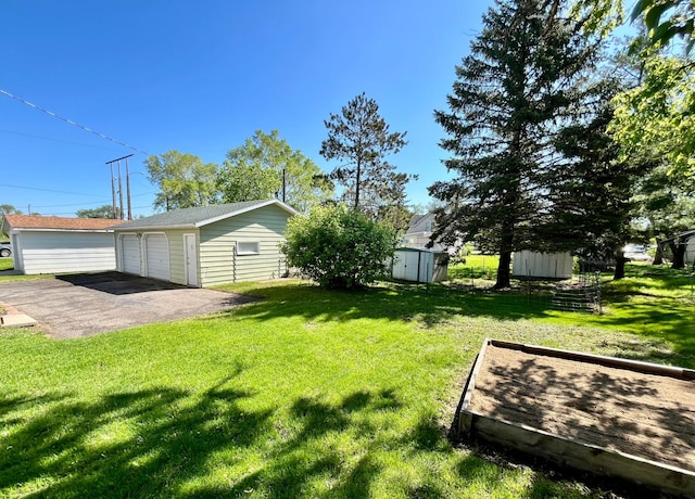 213 Lake Ave, Detroit Lakes, MN 56501 - view of green lawn with a garage
