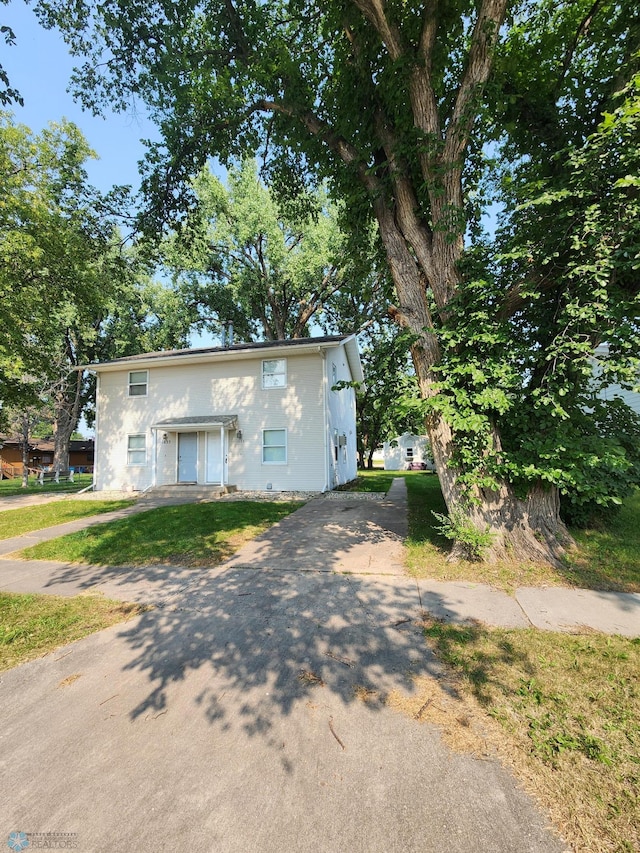 1033 27th St N, Fargo, ND 58102 - view of front facade featuring concrete driveway and a front yard