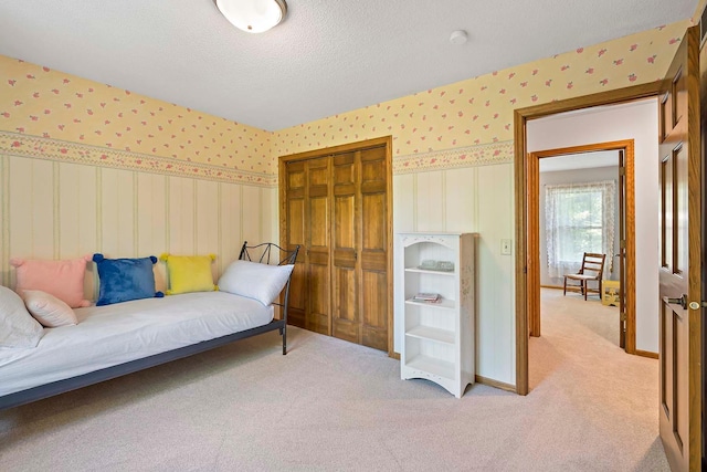 13545 Glasgow Ln, Apple Valley, MN 55124 - living area featuring light carpet, wallpapered walls, and a textured ceiling