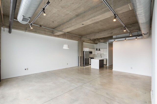 901 3rd St Unit 515, Minneapolis, MN 55401 - garage with baseboards, freestanding refrigerator, and a sink
