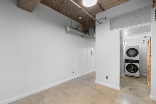 901 3rd St Unit 515, Minneapolis, MN 55401 - laundry room with stacked washing machine and dryer and baseboards