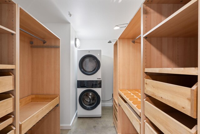 901 3rd St Unit 515, Minneapolis, MN 55401 - washroom with stacked washer / drying machine and baseboards