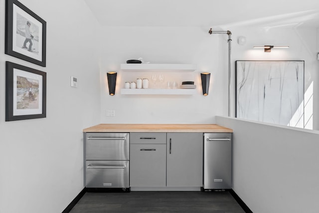 525 3rd St N Unit 511, Minneapolis, MN 55401 - bar area featuring dark wood finished floors and baseboards