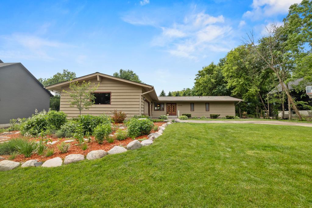 2725 Pilgrim Ln N, Plymouth, MN 55441 - ranch-style house with a front yard