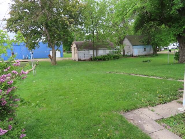 529 1st St N, Truman, MN 56088 - view of yard