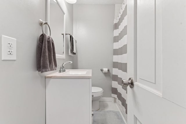 2505 Florida Ave N, Golden Valley, MN 55427 - full bathroom with toilet, vanity, baseboards, and curtained shower