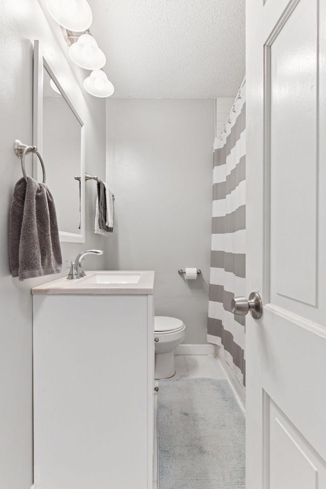 2505 Florida Ave N, Golden Valley, MN 55427 - full bathroom featuring vanity, toilet, a textured ceiling, and curtained shower