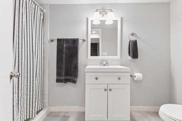 2505 Florida Ave N, Golden Valley, MN 55427 - full bathroom with baseboards, a shower with curtain, and toilet