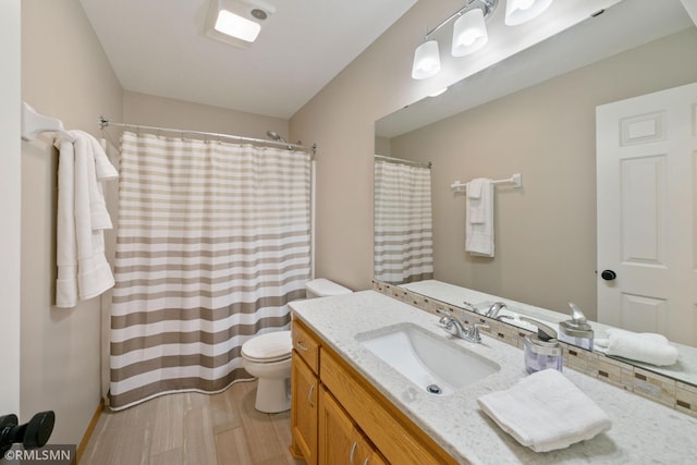 2119 13th Ave E, North Saint Paul, MN 55109 - full bath featuring vanity, a shower with curtain, and wood finished floors