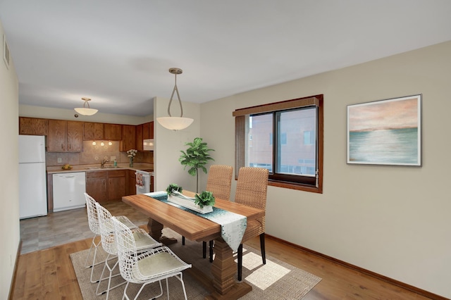 26 10th St W Unit 502, Saint Paul, MN 55102 - dining area with light wood-type flooring and baseboards