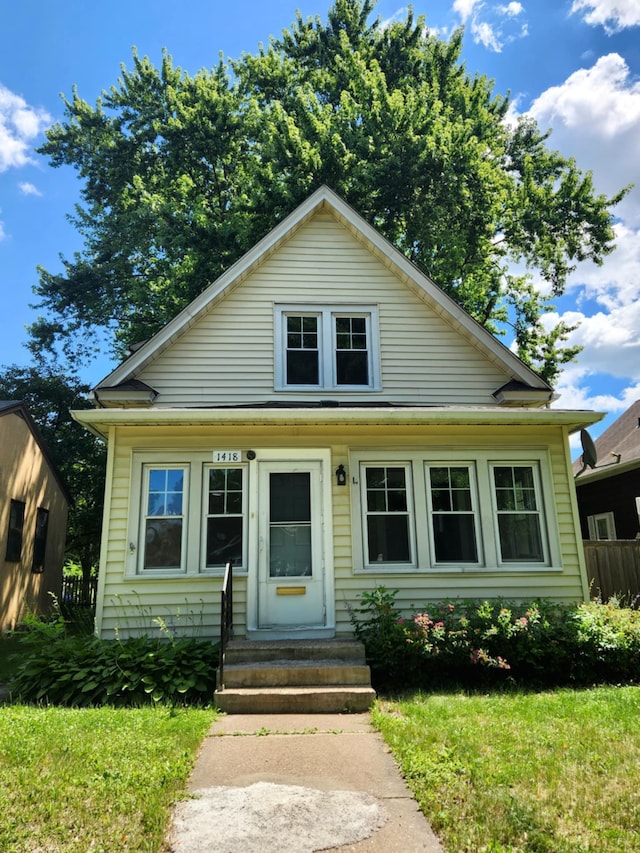 1418 Payne Ave, Saint Paul, MN 55130 - bungalow-style home featuring entry steps