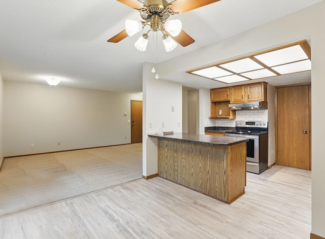6251 Magda Dr Unit B, Maple Grove, MN 55369 - kitchen featuring electric range, under cabinet range hood, dark countertops, a peninsula, and light wood finished floors