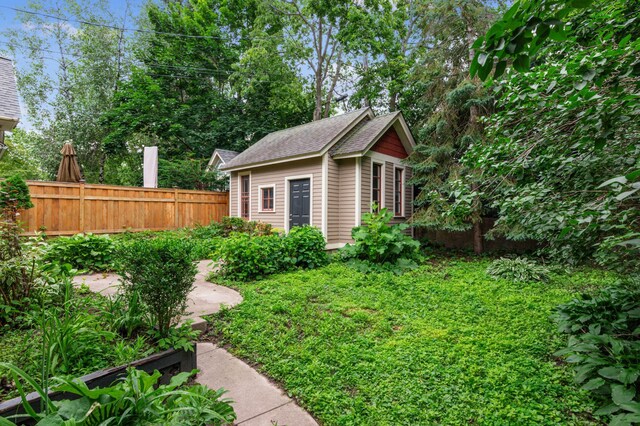 492 Dayton Ave, Saint Paul, MN 55102 - view of yard with an outbuilding