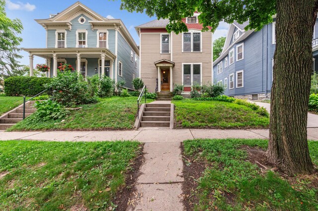 492 Dayton Ave, Saint Paul, MN 55102 - italianate house featuring a front lawn