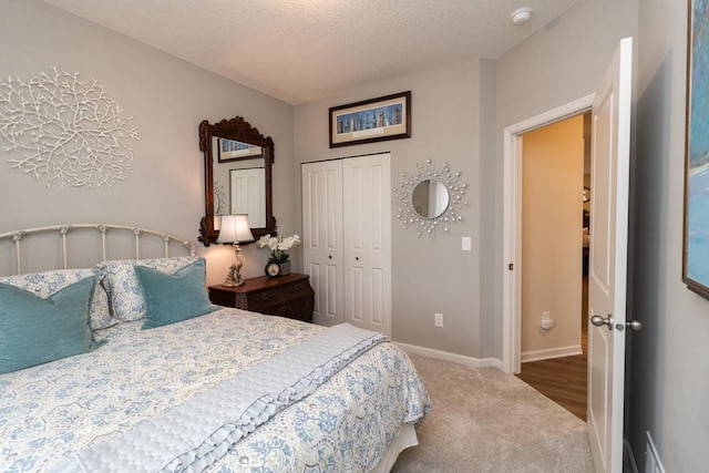 4745 Copper Cir, Woodbury, MN 55129 - bedroom featuring carpet, a closet, and a textured ceiling