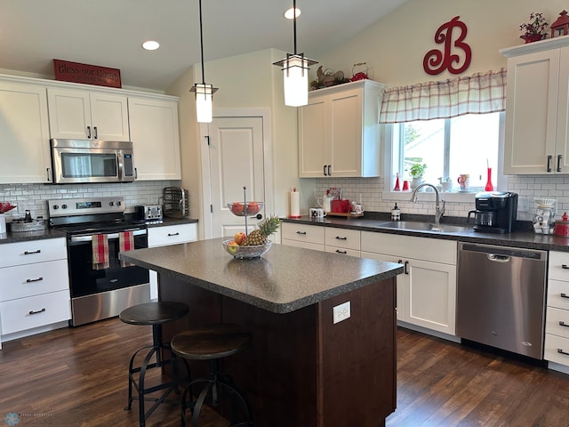 879 Longview Dr, Detroit Lakes, MN 56501 - kitchen with appliances with stainless steel finishes, a sink, dark countertops, tasteful backsplash, and recessed lighting