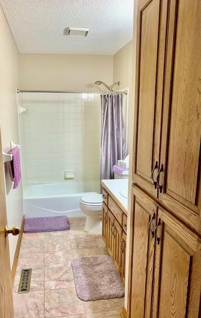 701 Parkview Ln N, Champlin, MN 55316 - bathroom with shower / bath combination with curtain, toilet, vanity, and a textured ceiling