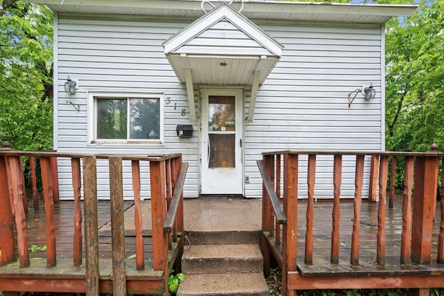 318 Austin Ave, Litchfield, MN 55355 - view of exterior entry featuring a wooden deck
