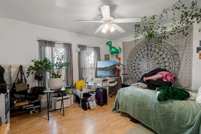 853 York Ave, Saint Paul, MN 55106 - bedroom with wood finished floors and ceiling fan