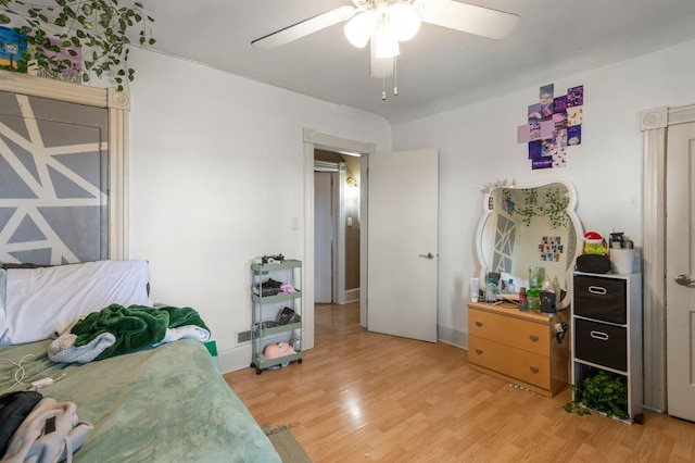 853 York Ave, Saint Paul, MN 55106 - bedroom with light wood finished floors and a ceiling fan