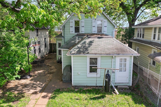 853 York Ave, Saint Paul, MN 55106 - rear view of house featuring a shingled roof