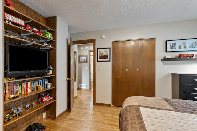 2196 Waukon Ave, Saint Paul, MN 55119 - bedroom with light wood-type flooring, a textured ceiling, and a closet