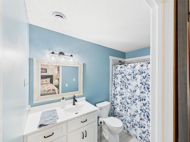 625 7th St NW, Richmond, MN 56368 - bathroom with vanity, toilet, a textured ceiling, ensuite bath, and a shower with shower curtain