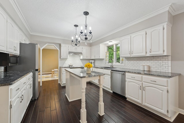 669 Lake Pine Dr, Shoreview, MN 55126 - kitchen featuring appliances with stainless steel finishes, a sink, a chandelier, white cabinetry, and under cabinet range hood