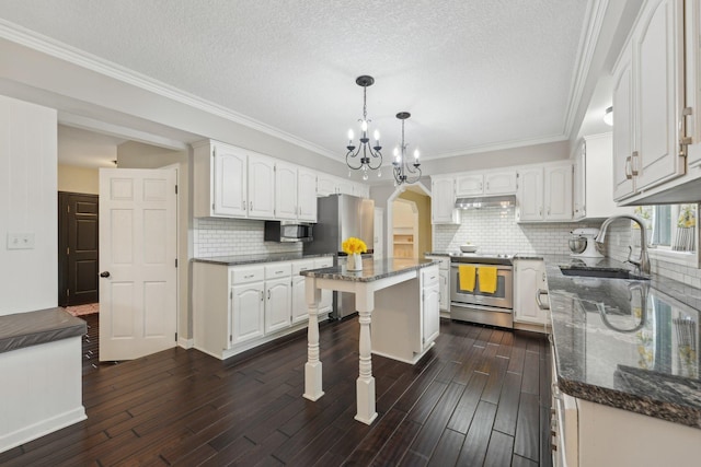 669 Lake Pine Dr, Shoreview, MN 55126 - kitchen with stainless steel appliances, a sink, under cabinet range hood, white cabinets, and a textured ceiling
