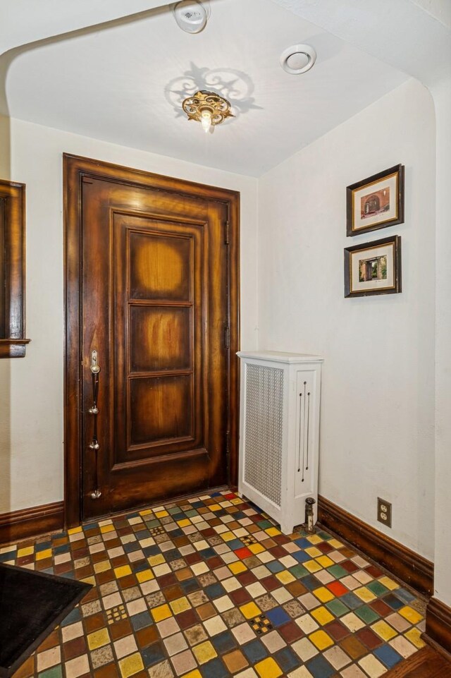 5319 Upton Ave S, Minneapolis, MN 55410 - entryway with baseboards