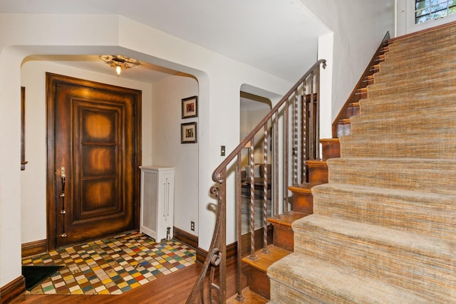 5319 Upton Ave S, Minneapolis, MN 55410 - foyer entrance with stairway and arched walkways