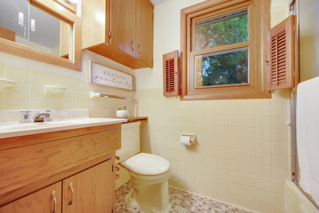 2168 Southwood Dr, White Bear Lake, MN 55110 - full bathroom featuring tile walls, vanity, and tile patterned flooring