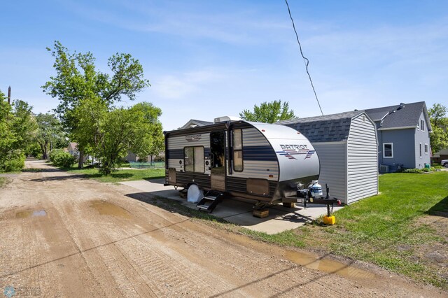 114 2nd Ave E, West Fargo, ND 58078 - view of front of home featuring a shingled roof, a gambrel roof, a front lawn, and dirt driveway