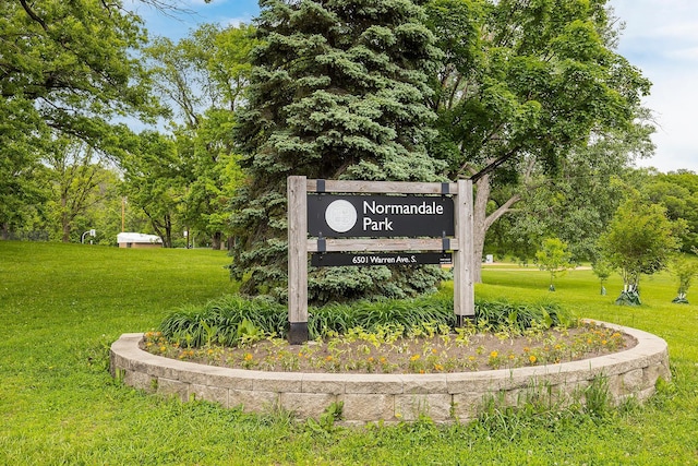 6504 Warren Ave S, Edina, MN 55439 - community / neighborhood sign featuring a lawn