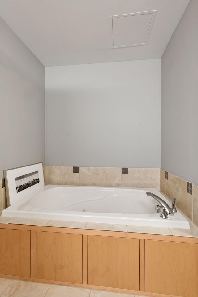 215 10th Ave S Unit 312, Minneapolis, MN 55415 - bathroom with a tub with jets