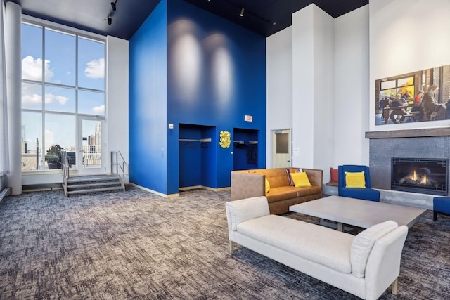 215 10th Ave S Unit 312, Minneapolis, MN 55415 - building lobby with a towering ceiling