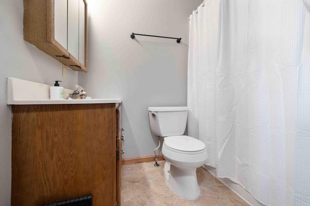 2648 Lake Shore Dr, Scandia Valley Twp, MN 56466 - full bath featuring toilet, vanity, baseboards, and curtained shower