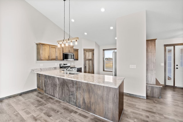872 Watertown Ave, Delano, MN 55328 - kitchen with stainless steel appliances, a peninsula, light wood-type flooring, recessed lighting, and lofted ceiling