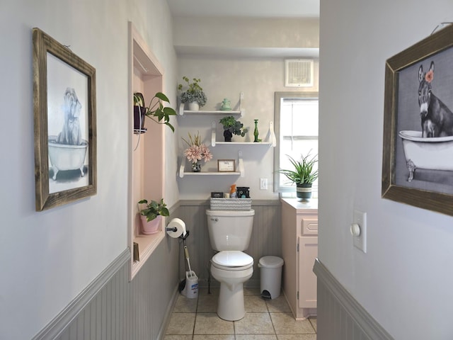 19334 105th Ave, Hayland Twp, MN 56353 - bathroom featuring tile patterned flooring and wainscoting