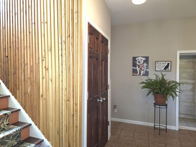 19334 105th Ave, Hayland Twp, MN 56353 - tiled entryway with stairway and baseboards