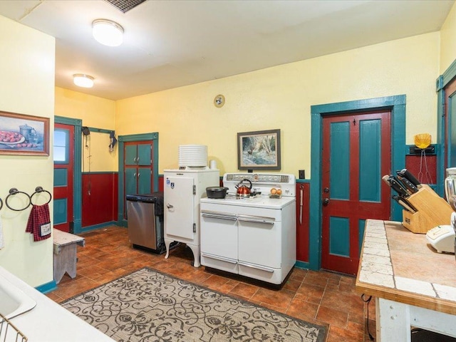 114 Washburn Ave W, Backus, MN 56435 - kitchen featuring electric stove and tile counters