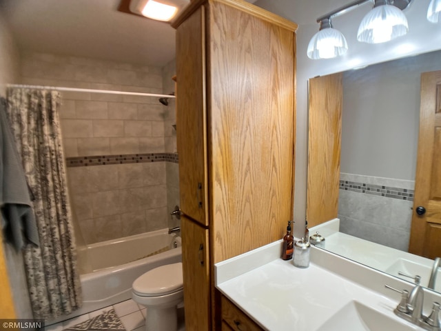 204 10th St N, Sartell, MN 56377 - full bath featuring toilet, shower / bathtub combination with curtain, vanity, and tile patterned floors
