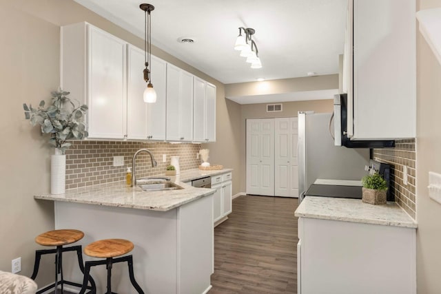 20338 Kensfield Trl Unit 1606, Lakeville, MN 55044 - kitchen featuring a sink, a peninsula, tasteful backsplash, and white cabinetry