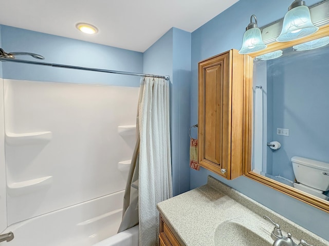 602 26th St, Scanlon, MN 55720 - full bath featuring toilet, shower / tub combo with curtain, and vanity
