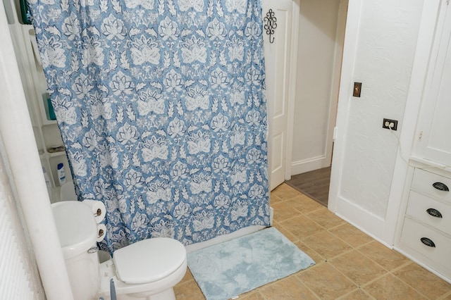835 Park St, Fairmont, MN 56031 - bathroom featuring toilet and a shower with shower curtain