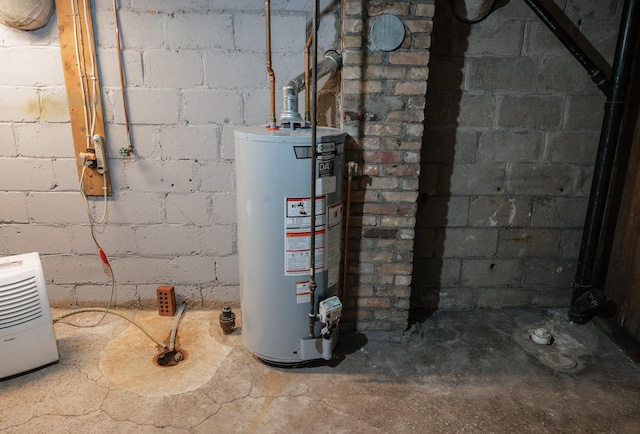 835 Park St, Fairmont, MN 56031 - utility room featuring gas water heater