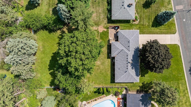 5456 Twin Lake Blvd E, Brooklyn Center, MN 55429 - bird's eye view of a pool