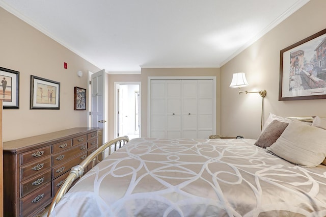 5601 Dewey Hill Rd Unit 310, Edina, MN 55439 - bedroom with crown molding and a closet